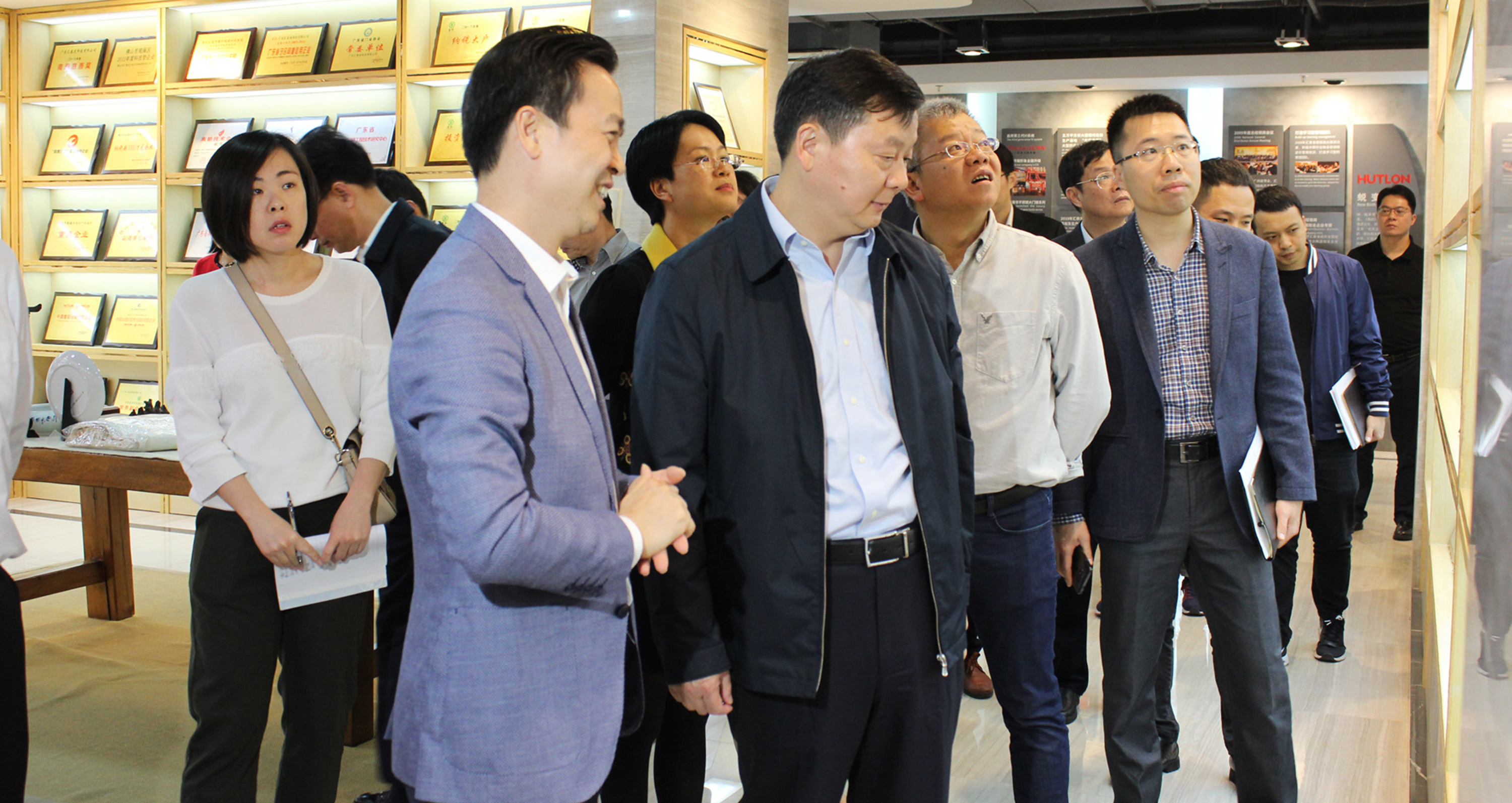 佛山市朱偉市長率調(diào)研組來匯泰龍調(diào)研走訪！并對匯泰龍表示支持！