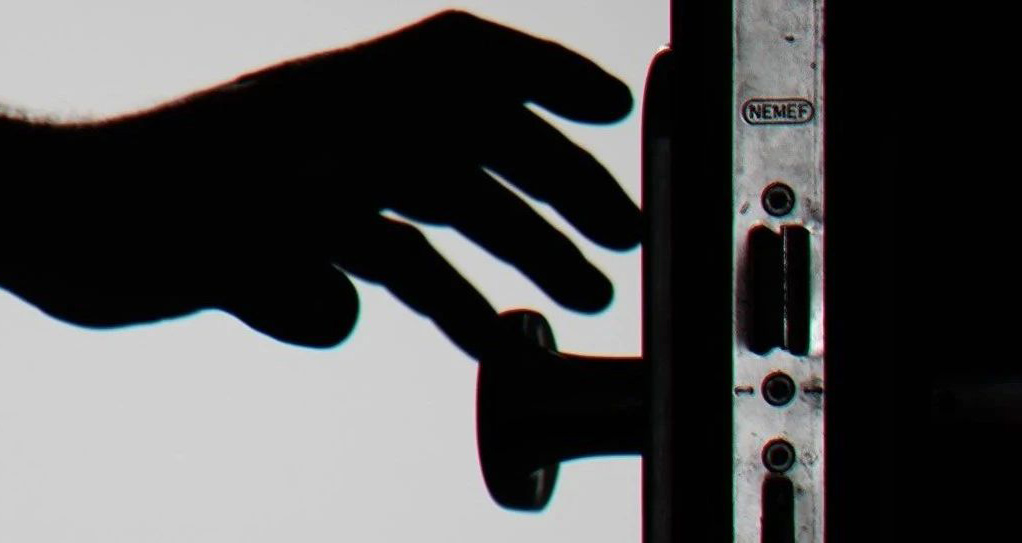 嚇人！不認(rèn)識(shí)的鄰居開(kāi)了我家的門(mén)！