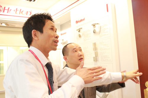 五金產(chǎn)品負責(zé)人講解五金新產(chǎn)品