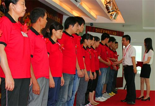 2.制造中心總監(jiān)莫志金先生為優(yōu)秀員工頒發(fā)榮譽(yù)證書